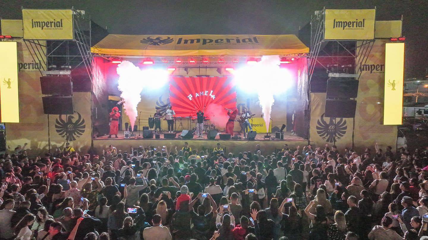 La tarima de conciertos en Zapote es un llenazo. (Foto Fiestas Zapote-San José)