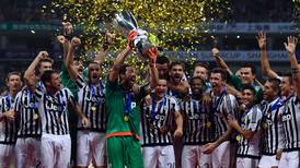 Juventus alzó este sábado la Supercopa de Italia con goles de Mario Mandzukic y Paulo Dybala