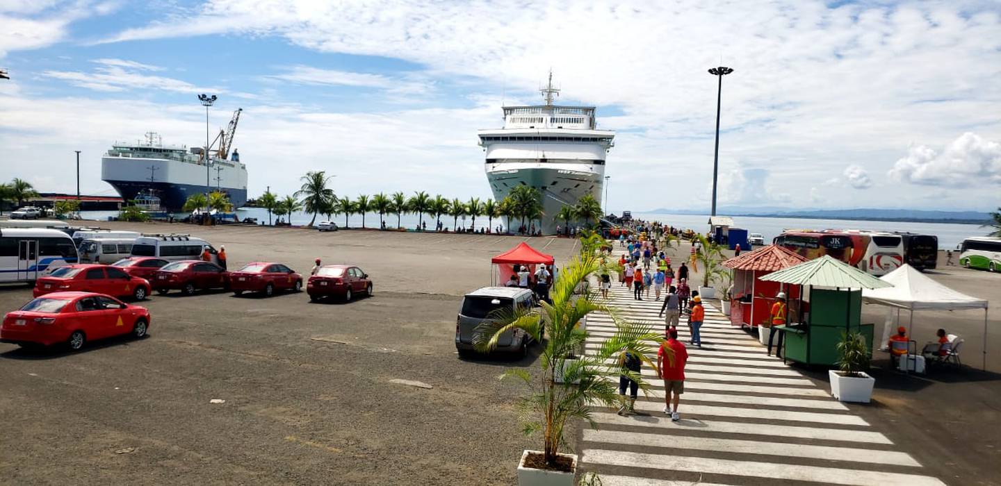 Llegada del crucero Carnival Fantasy a la terminal portuaria Hernán Garrón Salazar de Puerto Limón