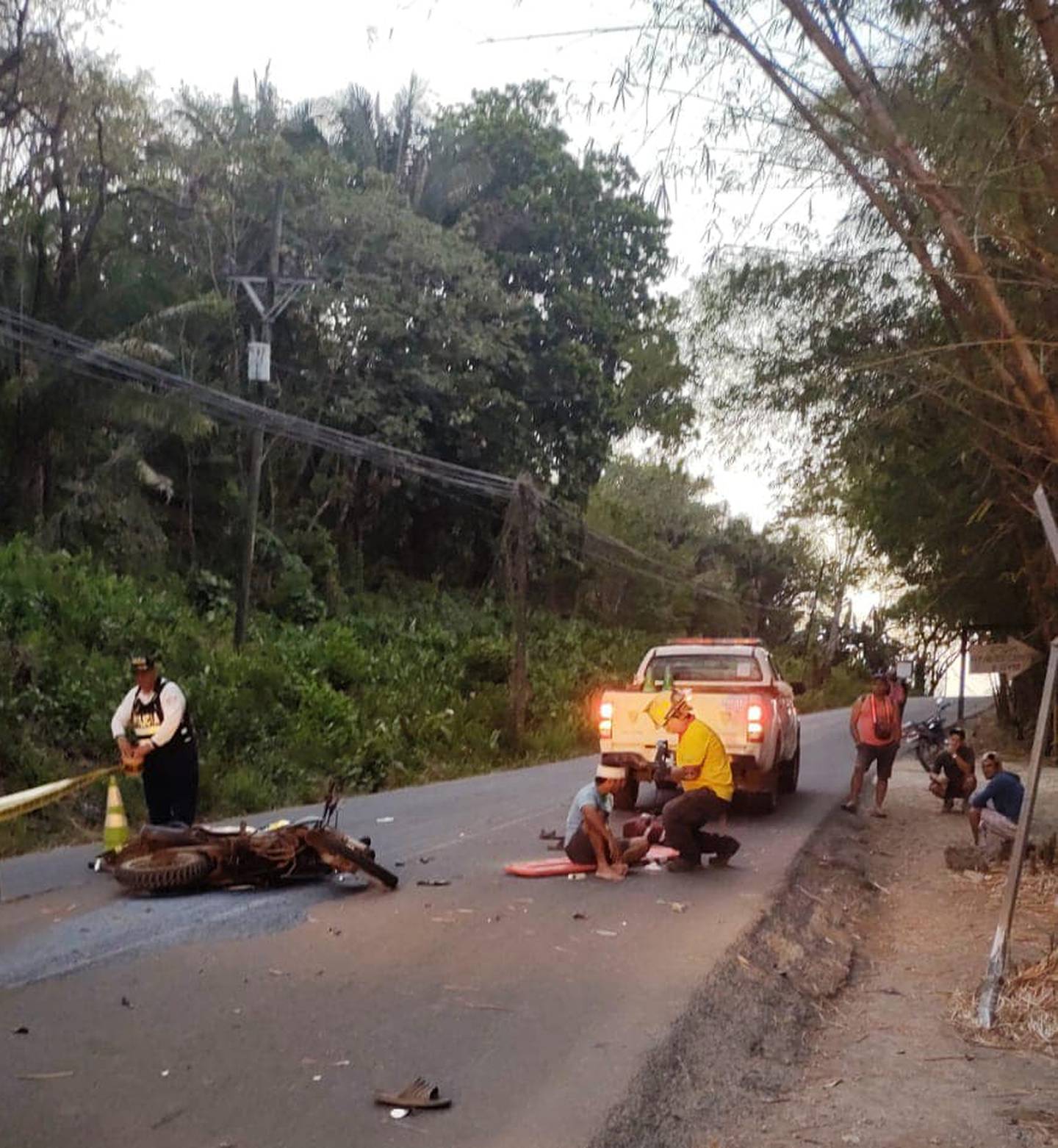 En Nosara la vía estuvo cerrada varias horas, mientras bomberos, cruzrojistas y oficiales del OIJ y del Tránsito realizaban las labores del caso. Foto: Cortesía Guananoticias.