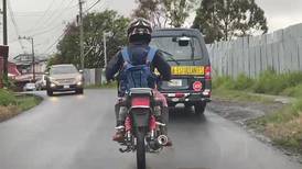 (Video) Motociclista lleva niño amarrado en la espalda y sin casco en Coronado