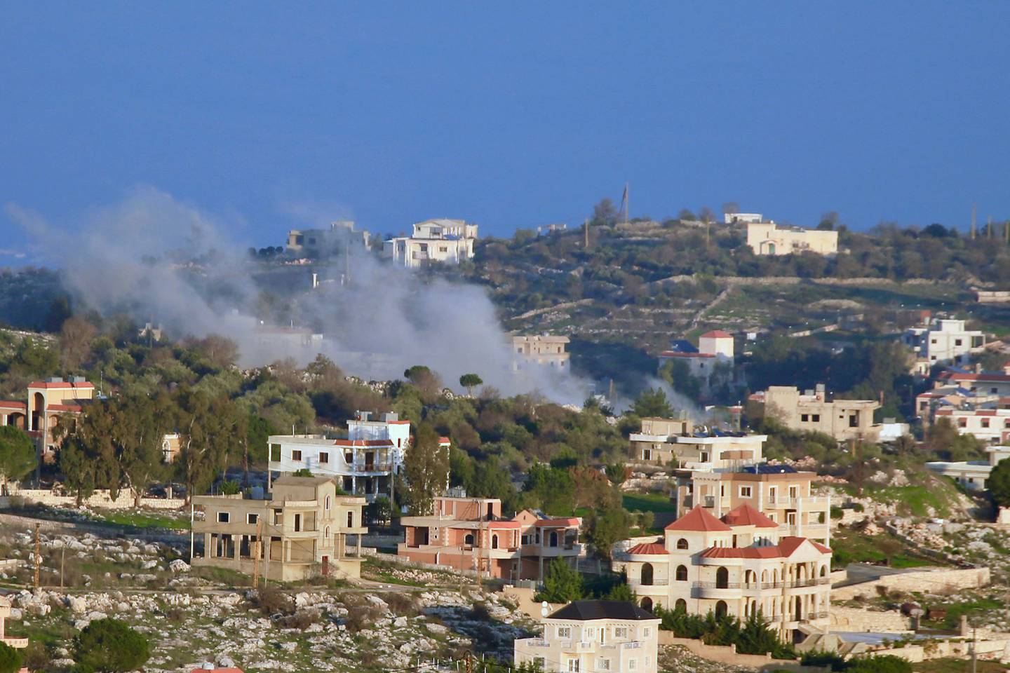 El humo se eleva sobre los edificios en la ciudad fronteriza de Blida, en el sur del Líbano, luego de un bombardeo israelí reportado este sábado, en medio de batallas en curso entre Israel y militantes palestinos de Hamás en la Franja de Gaza. (Foto de AFP)