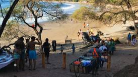 Nuevos negocios en playa Conchal: maletines en carreta por ¢5.000; toldos y sillas por ¢15.000