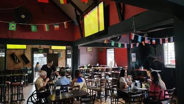 Bares y restaurantes se las ingenian para atraer clientes durante el Mundial de Qatar