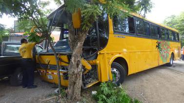 Colisión entre bus y tráiler deja 33 personas heridas en Santa Cruz de Guanacaste