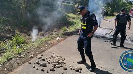 Oficiales de la Fuerza Pública son atacados a balazos por sujetos que bloqueaban vía en Upala