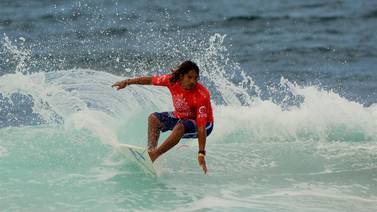Surfistas Óscar Urbina y Malakai Martínez avanzan a ronda cuatro de Mundial Junior