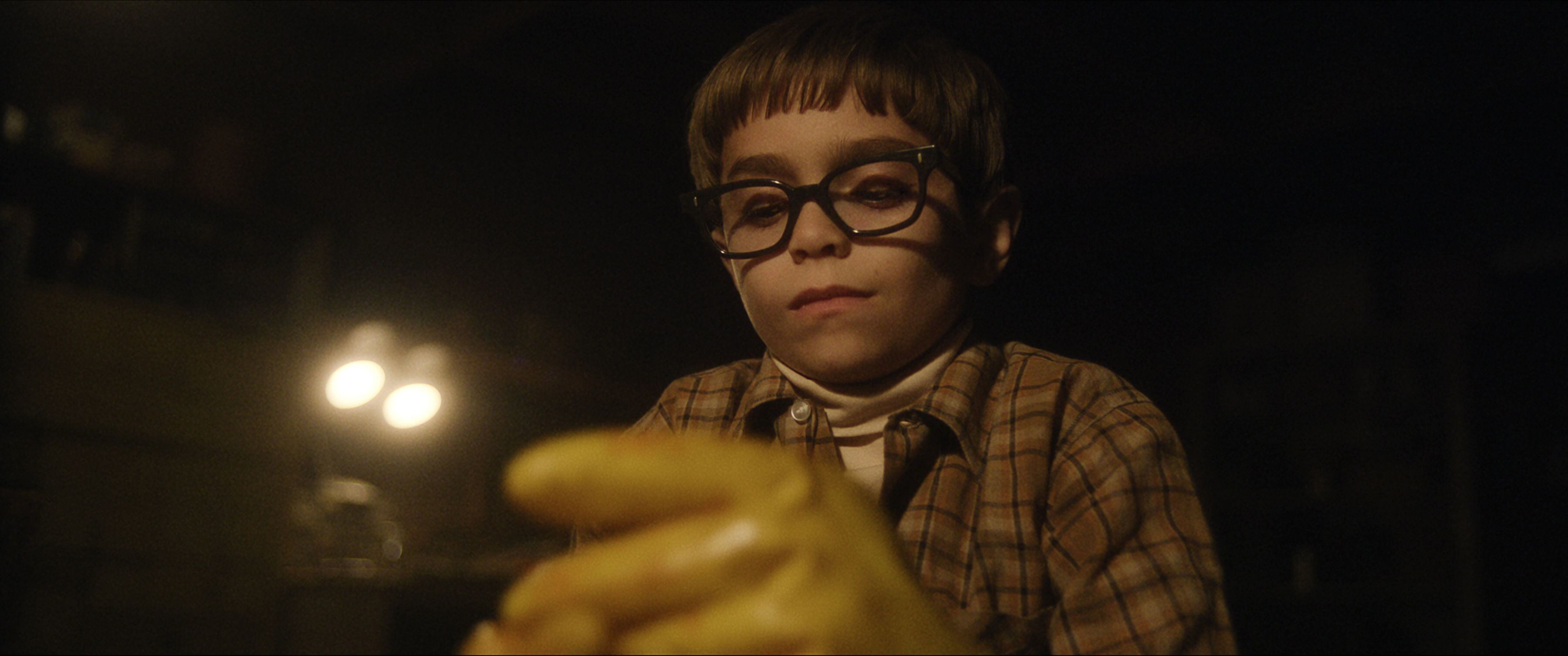 El programa muestra cómo fue Dahmer en su infancia, con constantes flashbacks. Foto: Netflix

