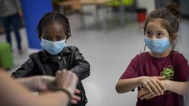 España mantiene uso obligatorio de mascarilla para hacer frente a coronavirus