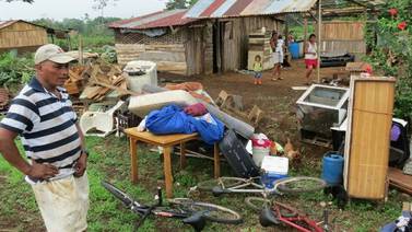 30 familias desalojadas de finca en San Carlos