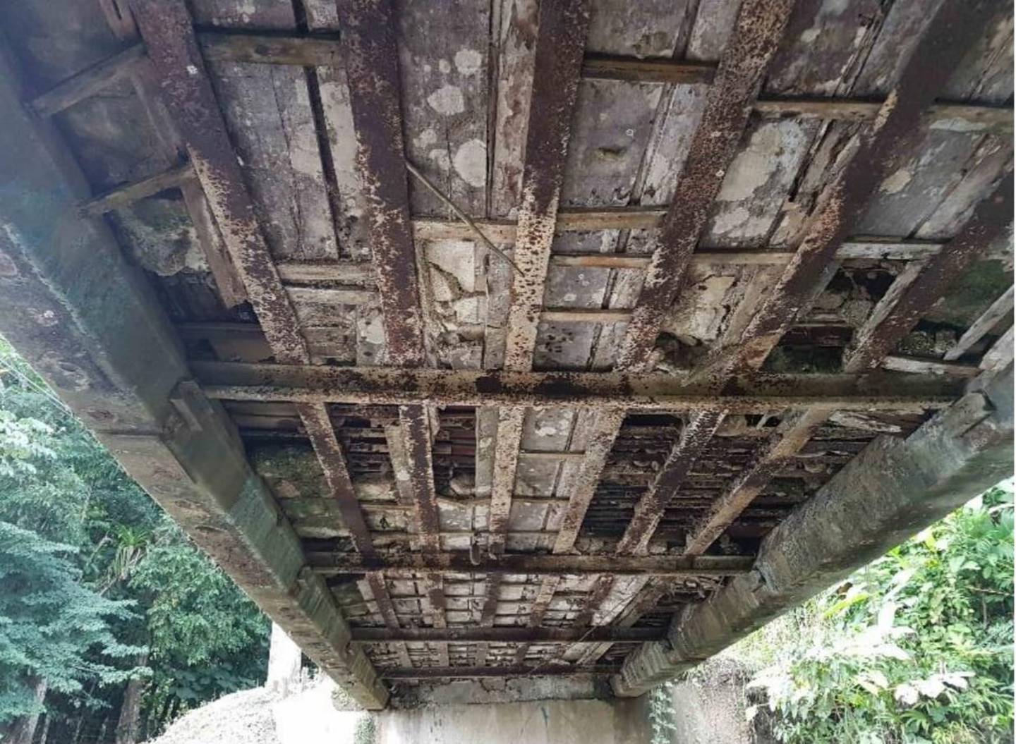 Así se ve por debajo el  puente sobre el río Corazal en la ruta 245 (Puerto Jiménez), la estructura es una de los que se encuentran bajo la categoría de falla inminente, lo que significa que el riesgo de colapso es alto.  Foto: Lanamme.