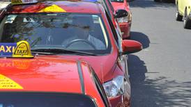 Frente Amplio insta a frenar plan  de placas para taxis