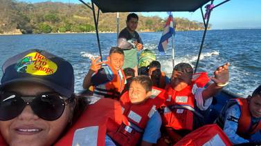Maestras encaran las olas del golfo de Nicoya para dar lecciones en escuela de Isla Caballo 