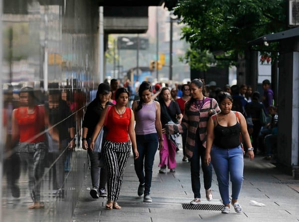 Los peatones caminan a su destino en medio del peor apagón en el país, en Caracas, Venezuela, el viernes 8 de marzo de 2019. Foto: AP