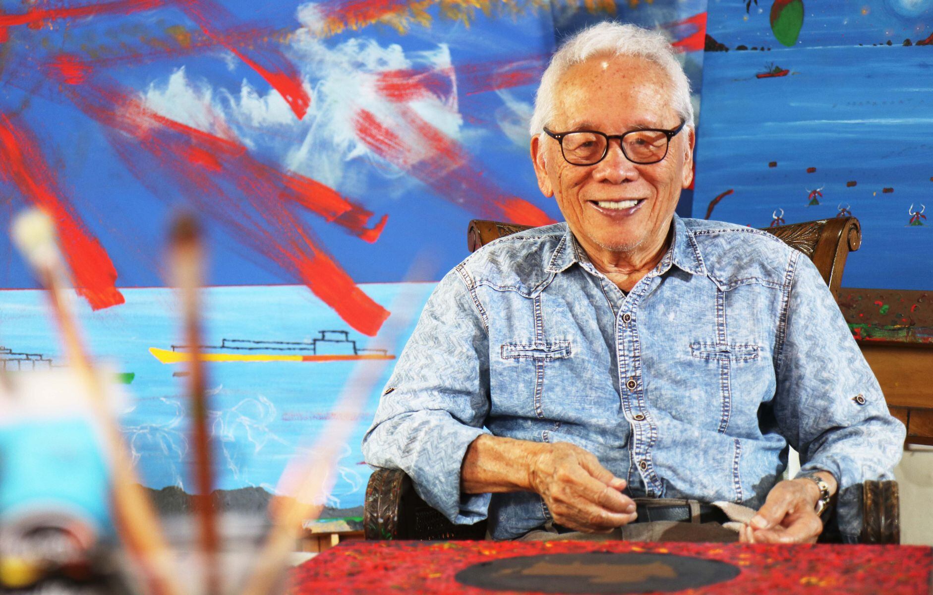 Isidro Con Wong nació en 1931, en Puntarenas. Parte de su visión artística se origina en las palabras que él recuerda de su mamá, las cuales entrelaza con su propia imaginación. Esta mezcla de mundos crea una fusión multicultural única.

