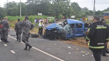   Cinco agentes del OIJ, heridos al volcar auto en vía a Caldera