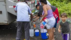 Cisternas alivian sed de 30.000 habitantes en Siquirres mientras AyA y Recope limpian afluente contaminado por ladrones de gasolina