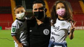 Técnico de Sporting femenino encuentra un refugio en el fútbol mientras su hijito lucha en el hospital