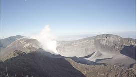 Volcán Turrialba expulsó piedras incandescentes y cenizas la madrugada de este martes