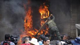 Encapuchados queman portón de embajada de Estados Unidos en Honduras