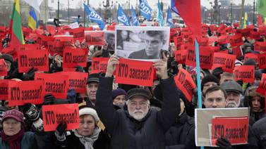 Miles de rusos se manifiestan en Moscú en memoria del opositor Boris Nemtsov