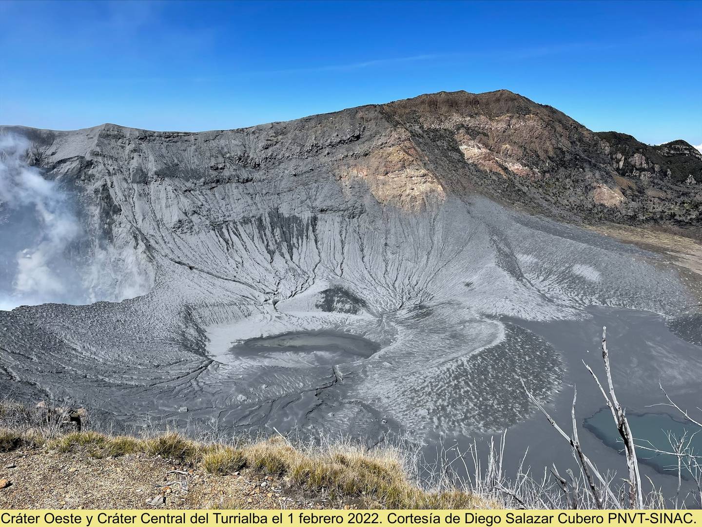 El 18 de enero pasado, un día después de la erupción más grande en el Turrialba, la cima quedó teñida de gris. Esa tonalidad prevelece aún y fue generada por un flujo piroclástico. Foto: Cortesía Jorge Barquero.