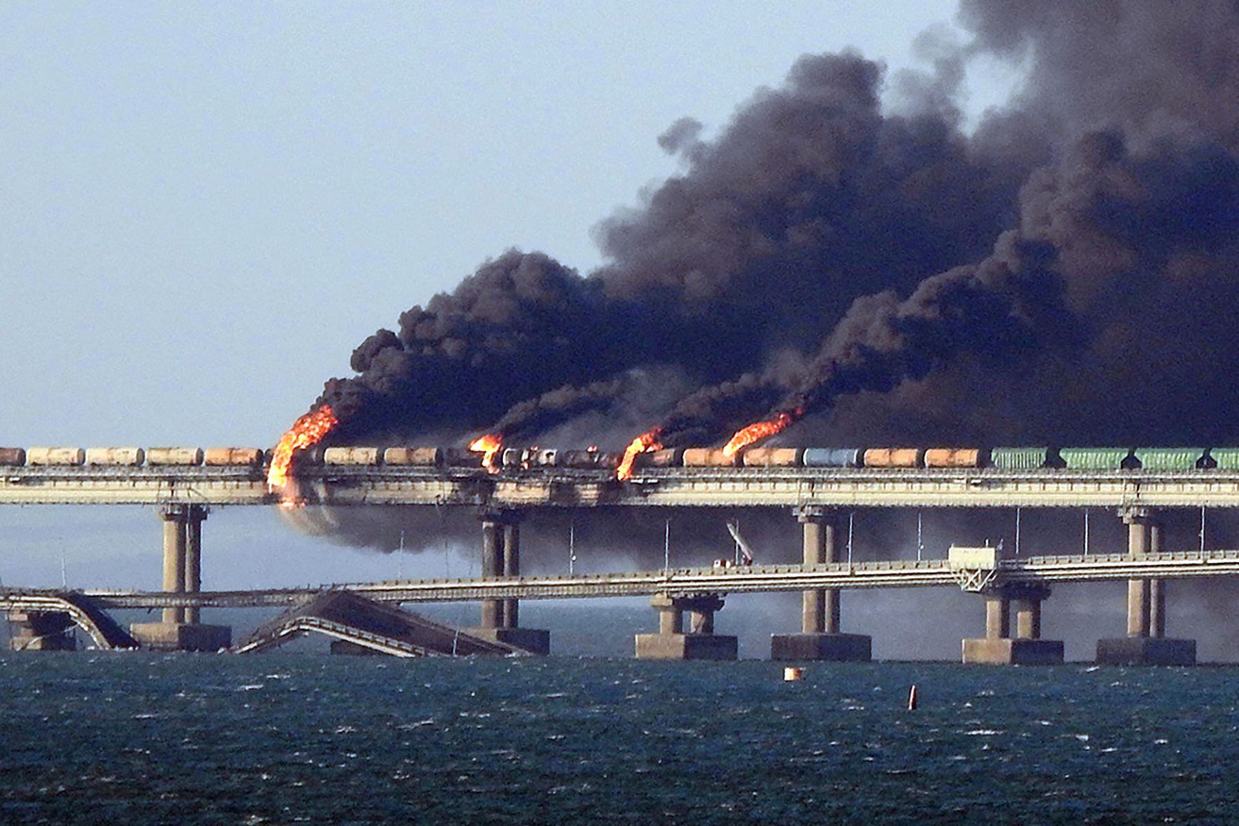 El 8 de octubre de 2022, humo negro salía de un incendio en el puente de Kerch que une Crimea con Rusia, después de que un camión explotara cerca de Kerch. Moscú prometió encontrar a los perpetradores.