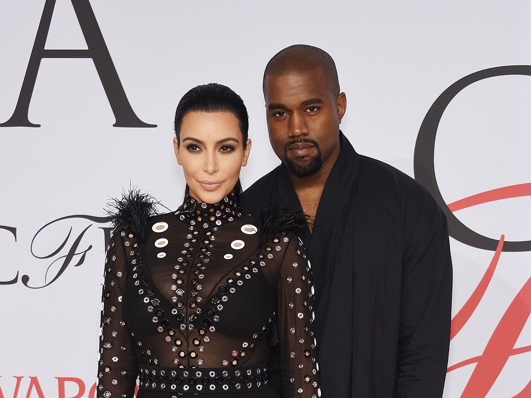 La revista 'Rolling Stone' había dado a conocer que cuando Kanye West trabajaba con Adidas, le mostraba a los empleados, fotos íntimas y sexuales de Kim Kardashian, su exesposa.