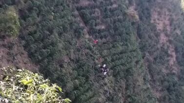 Vehículo cae a precipicio de 40 metros en León Cortés, un pasajero está grave