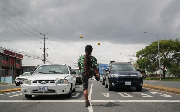 Malabares Urbanos En El Semaforo Si Hay Tiempo Para Sonar La Nacion ¿qué opinas de los artistas callejeros: malabares urbanos en el semaforo si