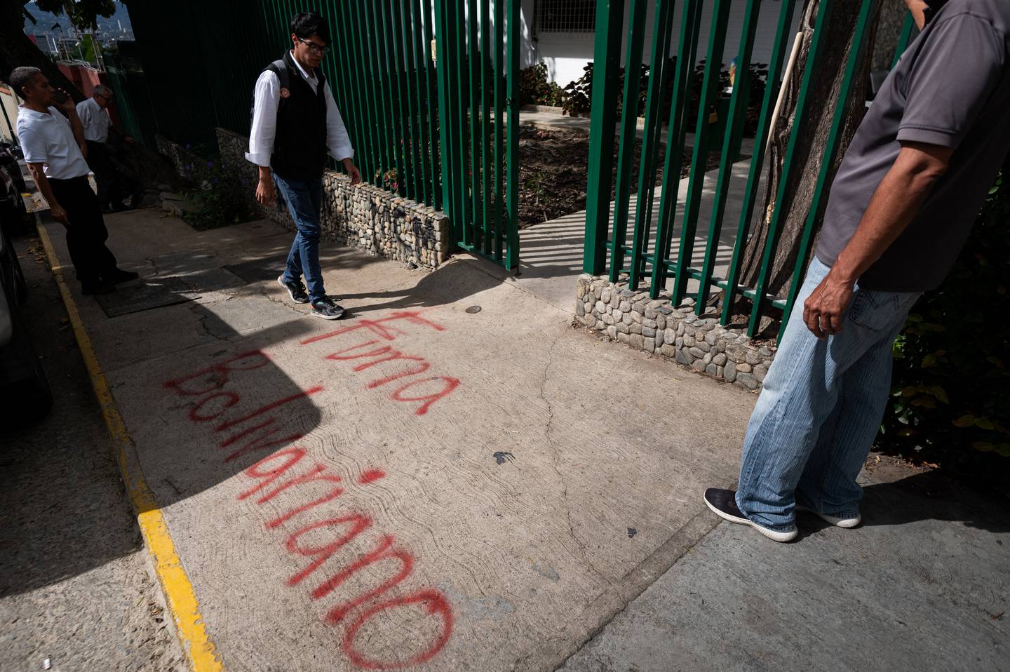 Un graffiti que dice 'Furia Bolivariana' se ve afuera de la sede del partido político opositor Vente Venezuela en Caracas.
