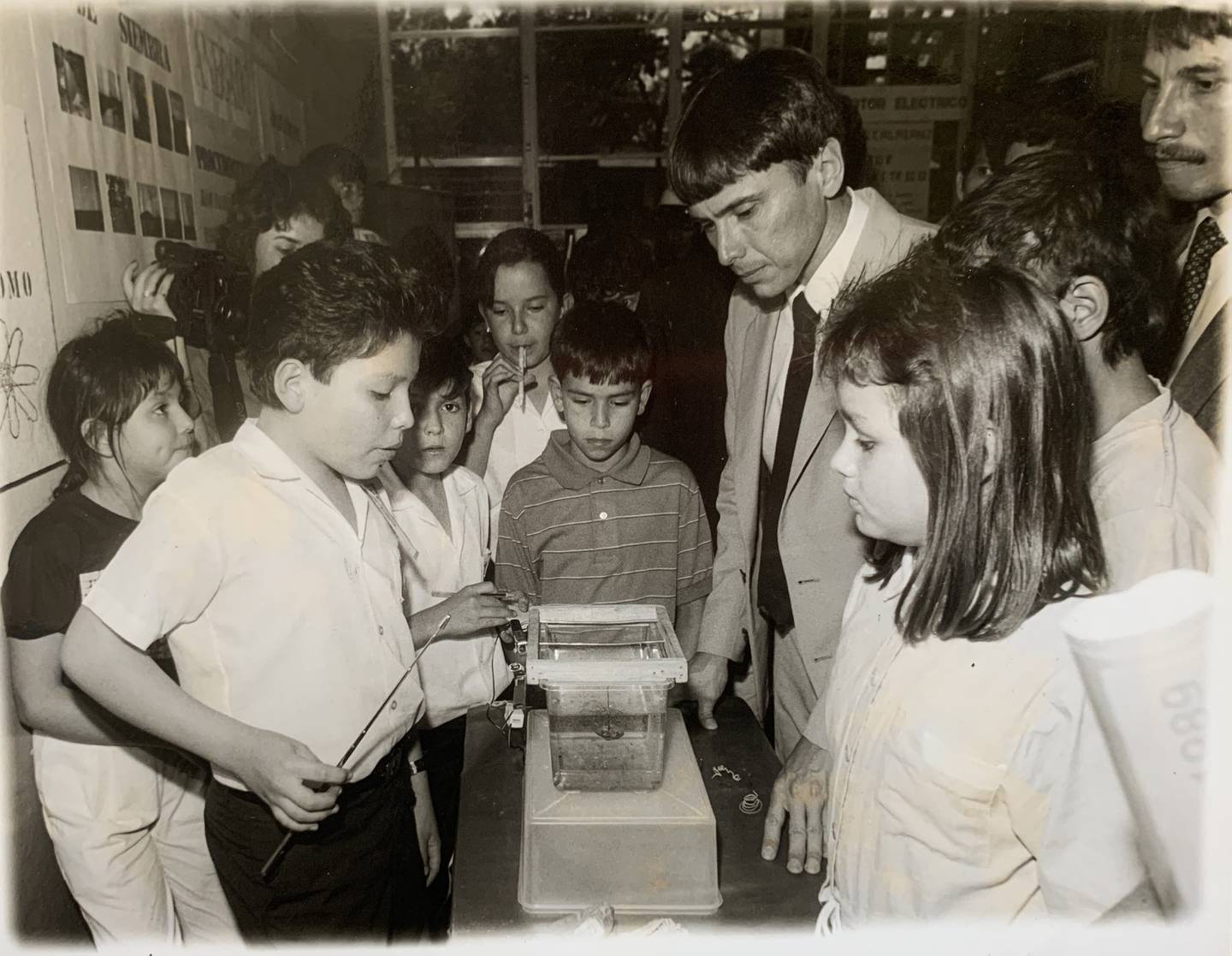01 de noviembre de 1989 Universidad de Costa Rica el niño Luis Diego Salas y Karla T muestran al Dr Franklin Chang proyecto cientifico que realizaron en la escuela, fotografía de Javier Lobo redactor Marcos