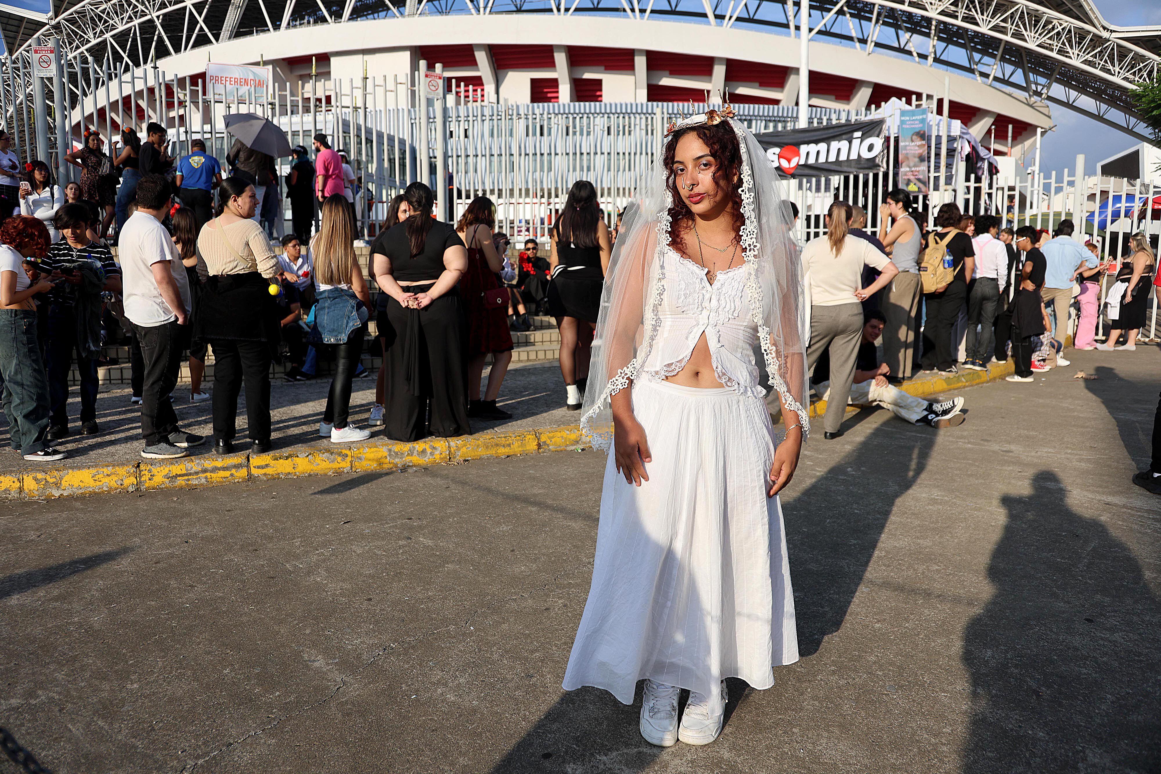 Valeria Osejo llegó al concierto de Mon Laferte vestida como una 'virgen', en homenaje a la canción 'Tenochtitlán'.