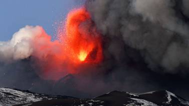 (Video) Volcán Etna lanza lluvia de piedras
