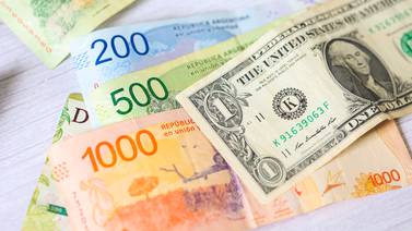‘Dólar Blue‘ en Argentina: Tensiones cambiarias aumentan antes de las elecciones presidenciales