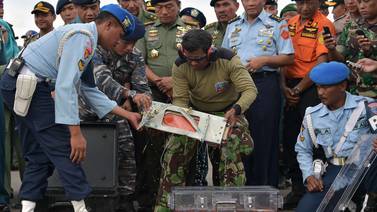 Equipos de rescate  recuperan segunda caja negra de avión AirAsia