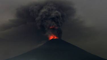 Indonesia evacua a 100.000 personas por la actividad del volcán Agung