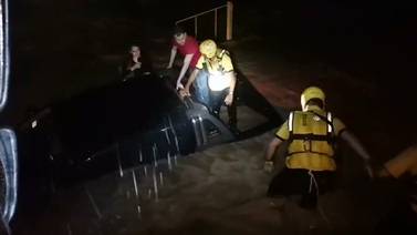 (Video) Bomberos rescata a persona no vidente de morir ahogada dentro de vehículo
