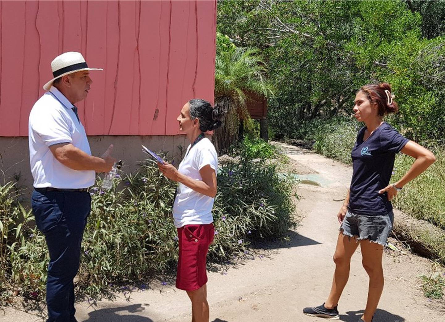 Juan Carlos Pérez, de la Defensa Pública, explica a vecinas de isla Venado la forma en que pueden acceder a los servicios de manera virtual.  Foto: Cortesía Poder Judicial.