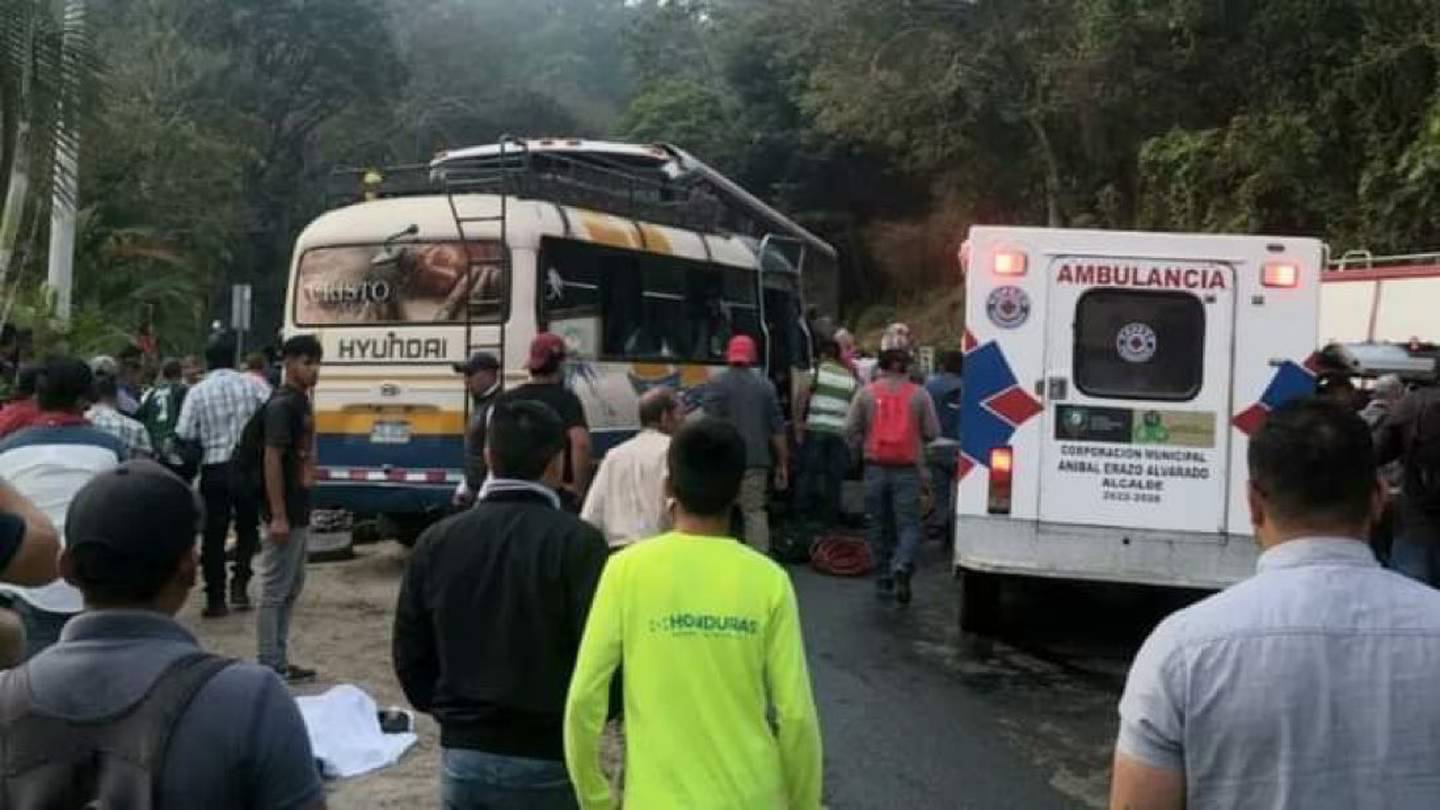 Una colisión en Honduras dejó el saldo de 17 personas fallecidas y otro número no determinado de heridos. Esto ocurrió en San Juan de Opoa, Copán.