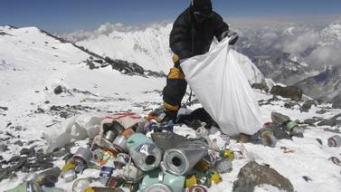Al monte Everest lo enferman: se está convirtiendo en una letrina