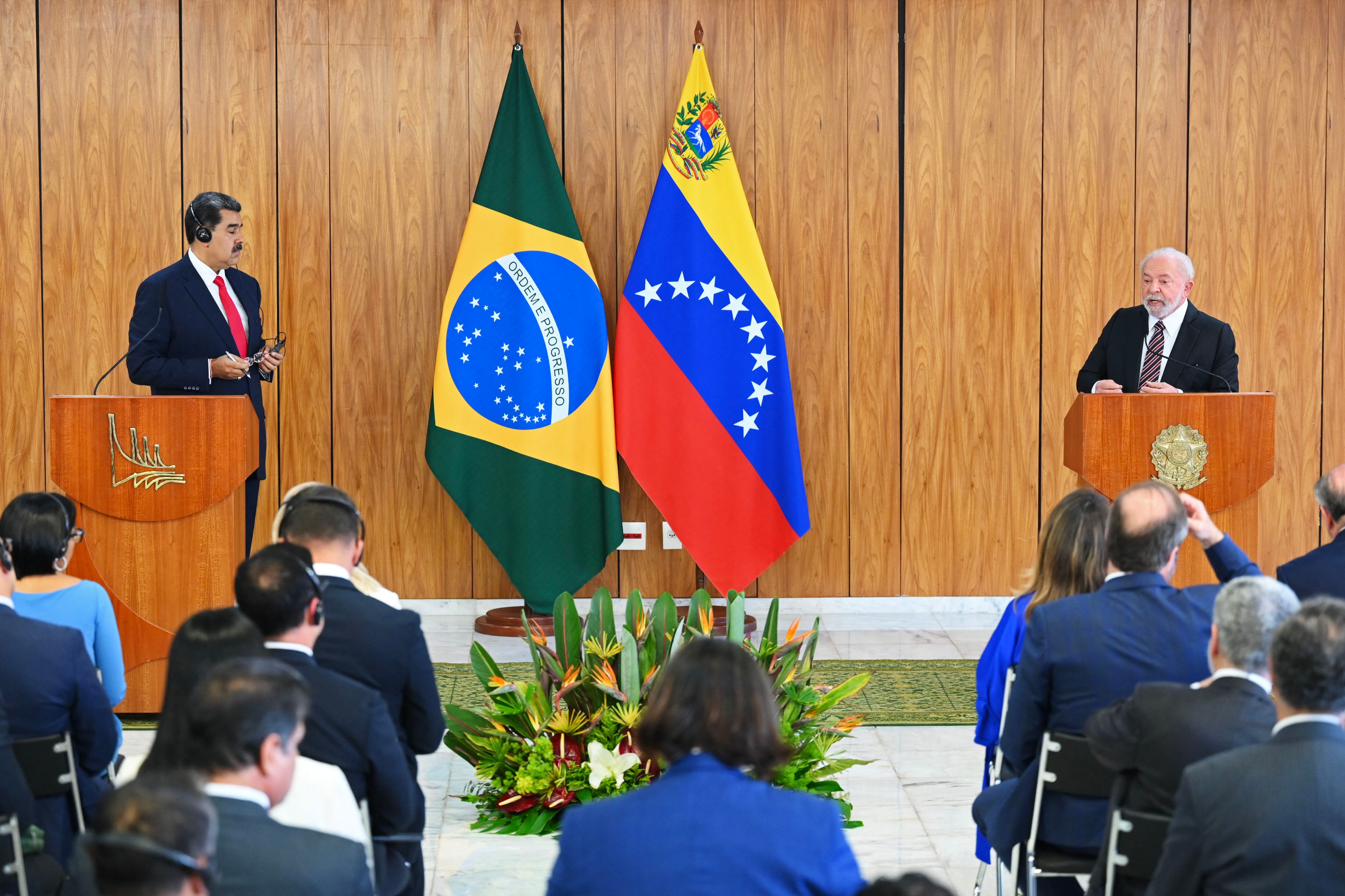 El presidente de Venezuela, Nicolás Maduro (izquierda), y el presidente de Brasil, Luiz Inácio Lula da Silva (derecha), participan en una conferencia de prensa conjunta en el Palacio Planalto en Brasilia.