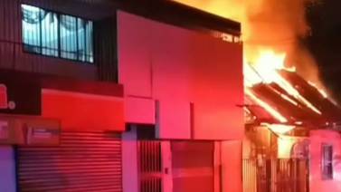 Incendio consume por completo edificio ubicado en Cartago