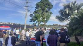 Proveedores se manifestaron frente a casa de diputado contra proyecto sobre CNP