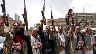 Decenas de rebeldes hutíes mueren en un ataque en Yemen, según medios locales