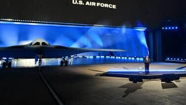 Estados Unidos presentó nuevo bombardero furtivo B-21