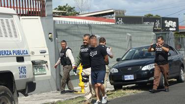 Detienen a dos policías por presunto robo de herramientas de construcción en Guápiles