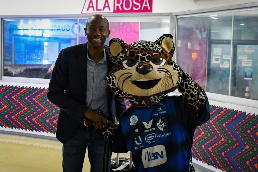 Paulo César Wanchope, técnico del Cartaginés, se sorprendió al llegar a Guatemala y toparse a Max, la mascota del equipo.