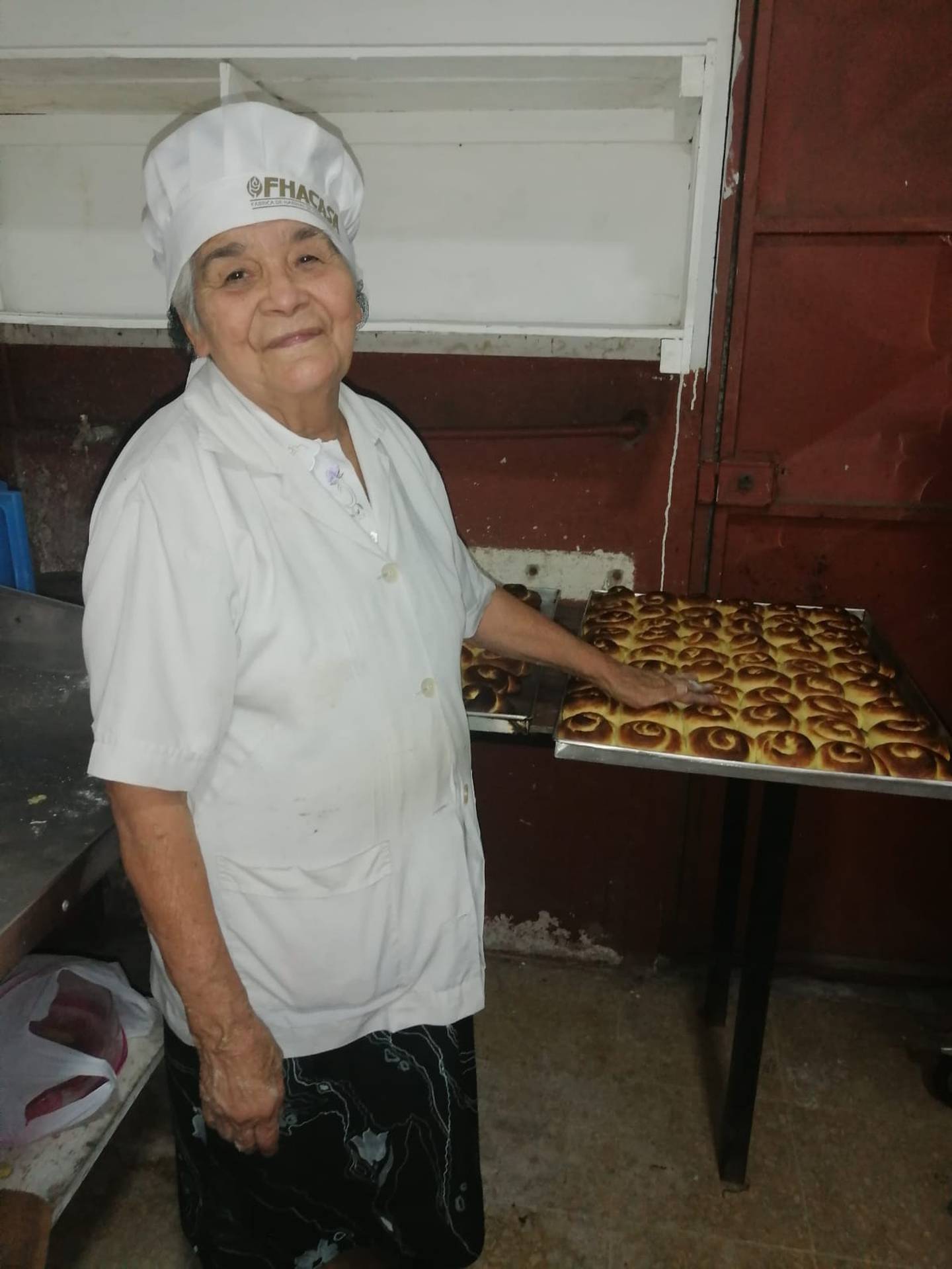 Doña Martha Flores es la señora del pan que se vende en las fiestas de Alajuelita. (Cortesía de doña Martha)