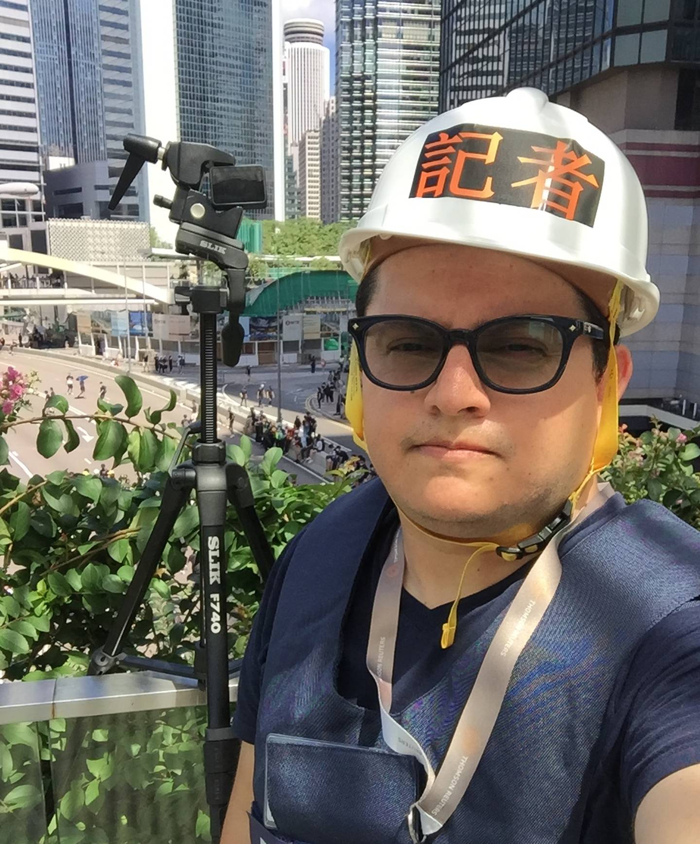 Marco Hernández durante la cobertura de las protestas en Hong Kong.  Desde ese puente observaba las manifestaciones.